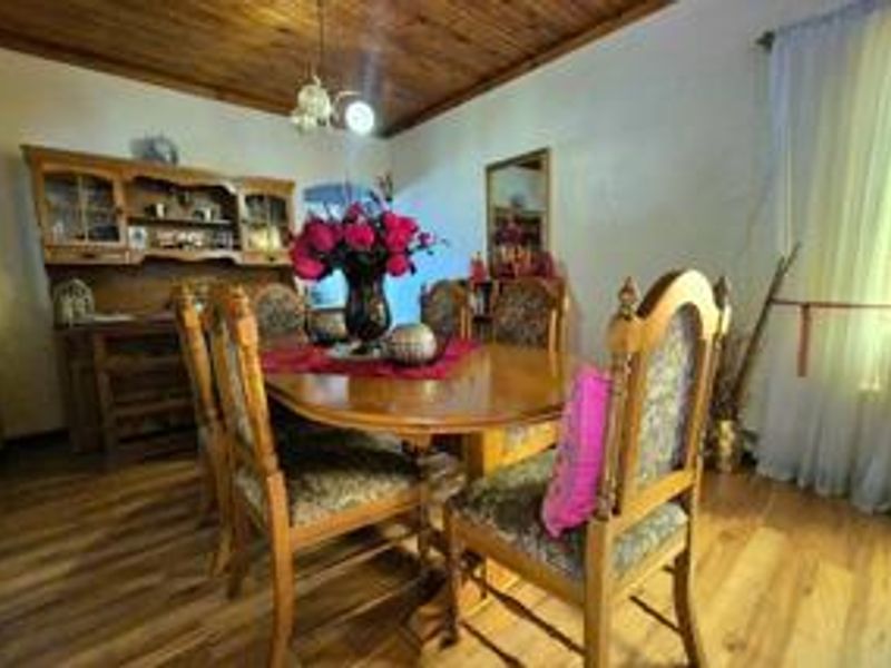 Spacious 3-Bedroom Family Home with Private 2-Bedroom Flatlet - Photo 6