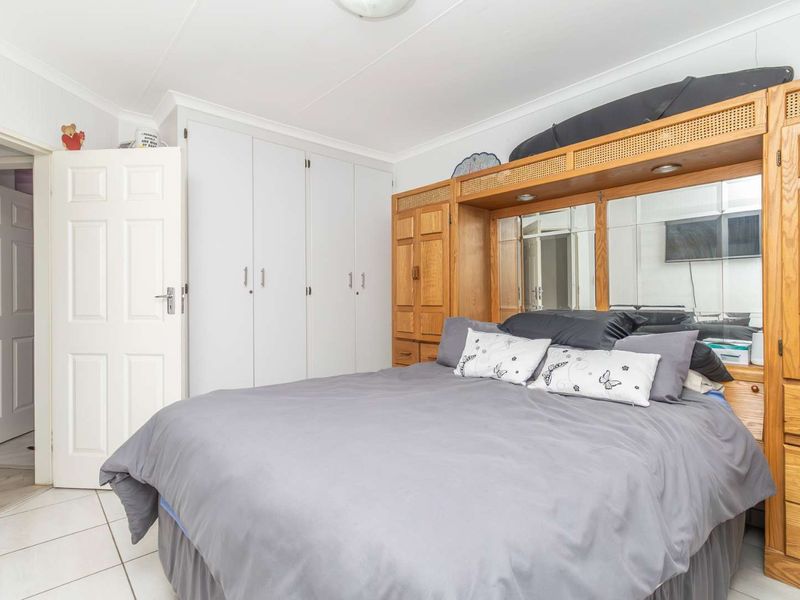 Perfect 3 bedroom Townhouse in a Secure Complex in Northwold - Photo 5