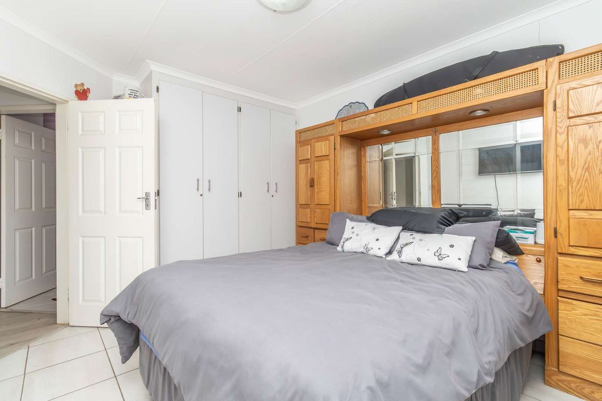 Perfect 3 bedroom Townhouse in a Secure Complex in Northwold - Photo 5