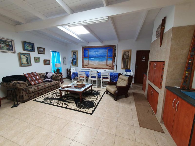 "Spacious 4-Bed Home with 3 En-Suites & Braai Area!" - Photo 10
