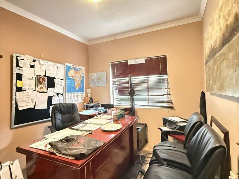 Stunning Standalone four-bedroom house for sale in Cimbebasia - Photo 9