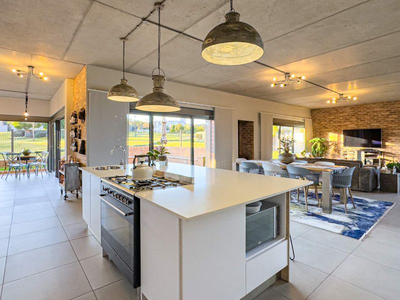 Modern refinement with a view - Photo 8