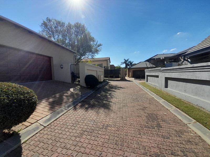 Elegant property nestled in Kyalami Terrace! - Photo 2