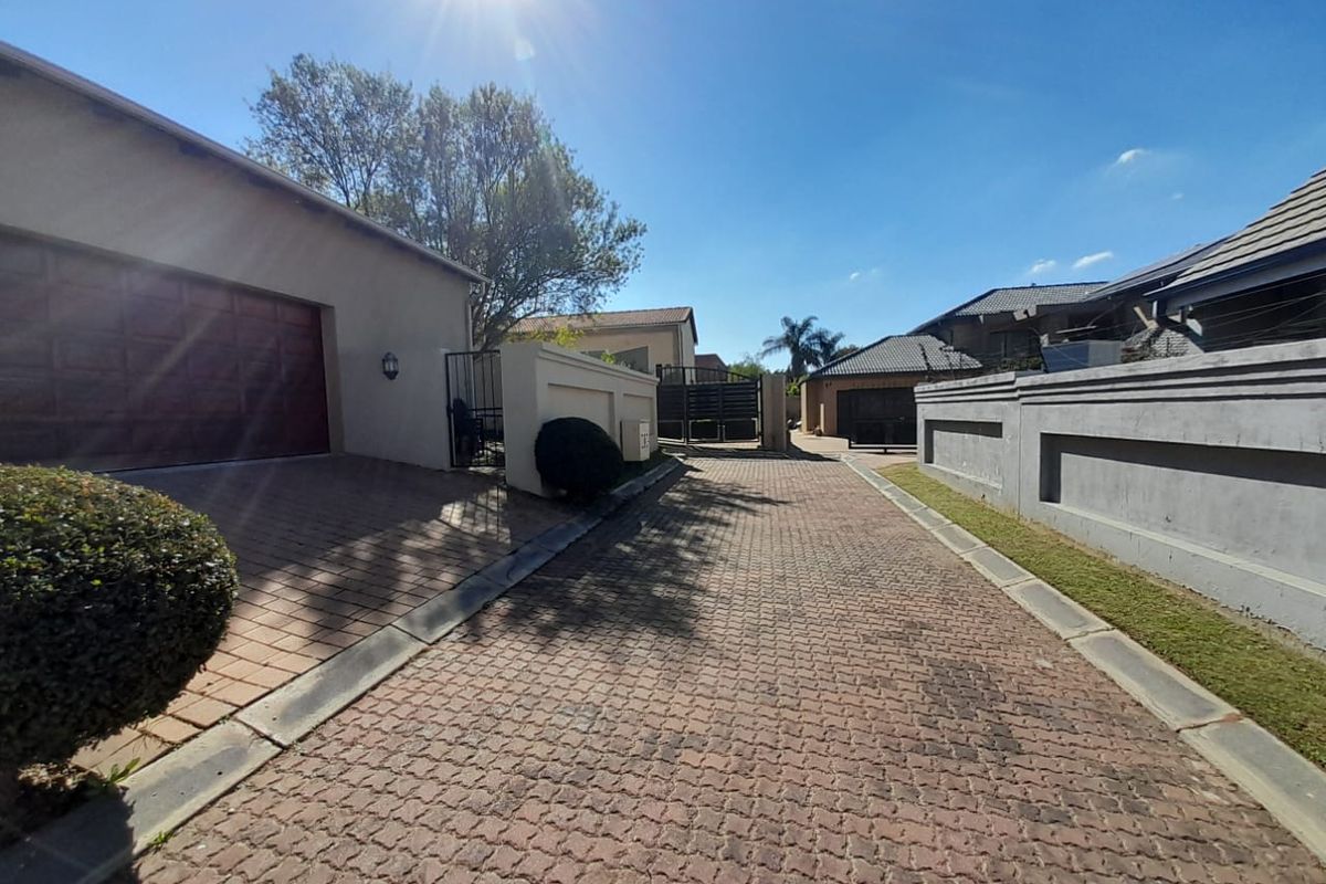 Elegant property nestled in Kyalami Terrace! - Photo 2