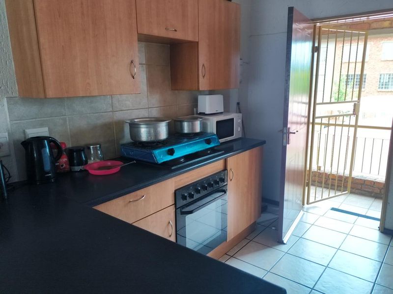 2 bed first floor unit in 24h security complex - Photo 4