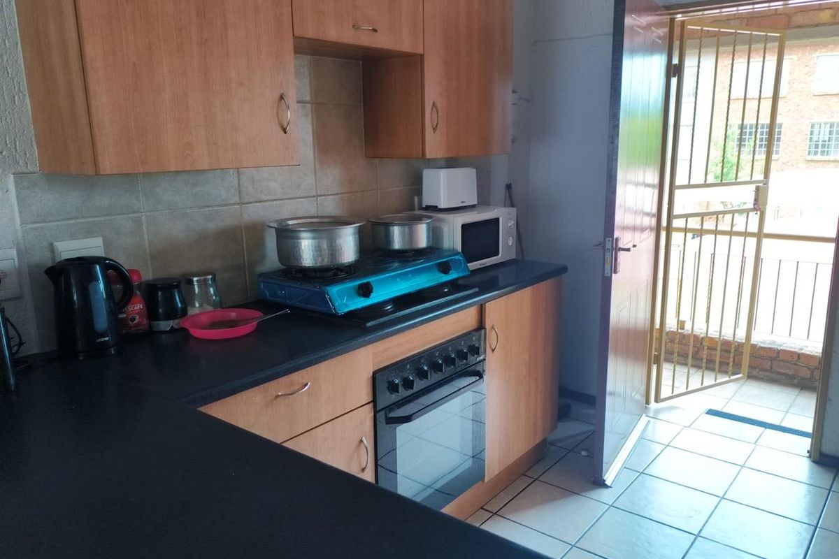 2 bed first floor unit in 24h security complex - Photo 4