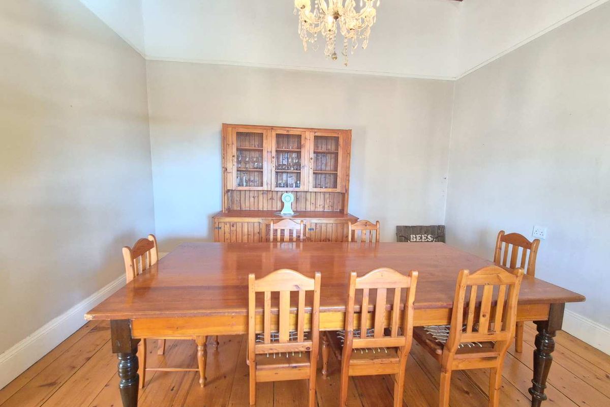 Historical home full of character and charm - Photo 3