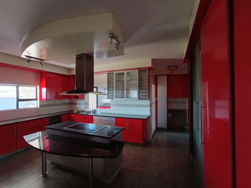 HEUWELSIG ESTATE = URGENT SALE!  5 BEDROOM HOUSE - Photo 2