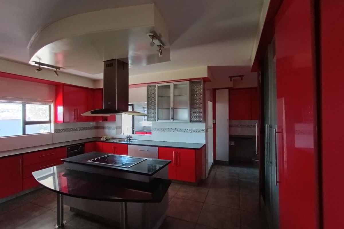 HEUWELSIG ESTATE = URGENT SALE!  5 BEDROOM HOUSE - Photo 2