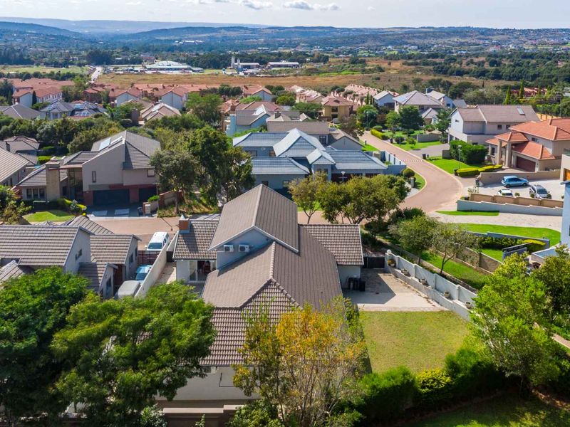 Stylish, Spacious & Secure – The Perfect Family Home in Mooikloof Country View Estate - Photo 6
