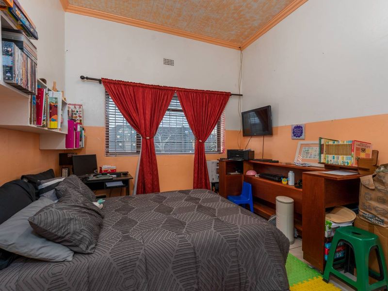 Welcome Home to Wynberg Upper: Space, Security & Endless Possibilities - Photo 9