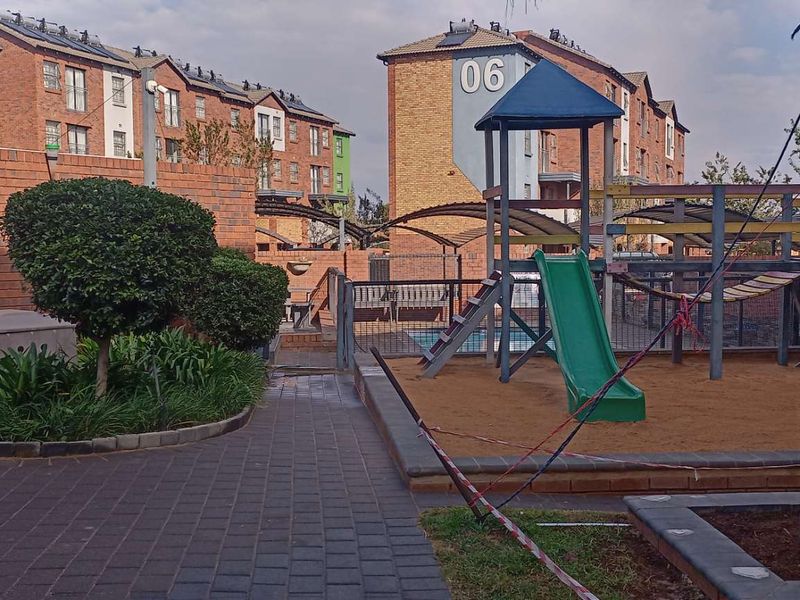 "Modern Living: 2-Bed Apt with Pool & Playground" - Photo 9