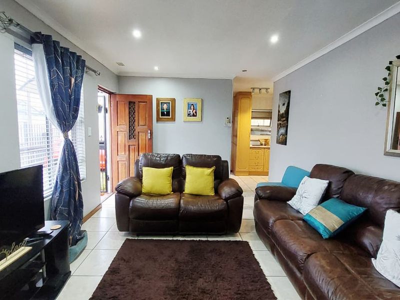 Modern 3-Bedroom Family Home in Rondevlei Park - Photo 4