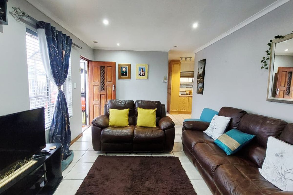 Modern 3-Bedroom Family Home in Rondevlei Park - Photo 4