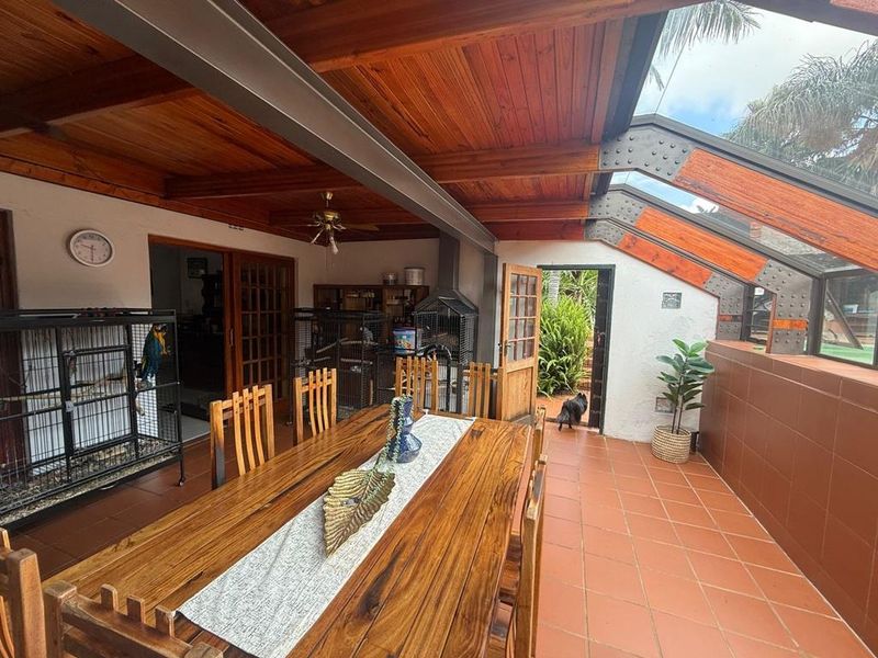 This isn’t just a family home... it’s THREE in one! - Photo 5