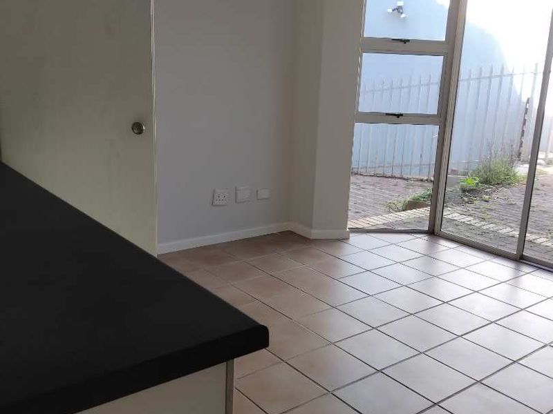 Bachelor flat - Photo 4