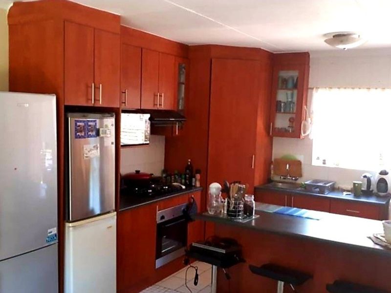 2 Bedroom townhouse in Edleen - Photo 3