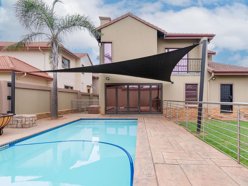 Exquisite Modern 3 Bedroom Family Home in Secure Estate – Van Riebeeck Park - Photo 2