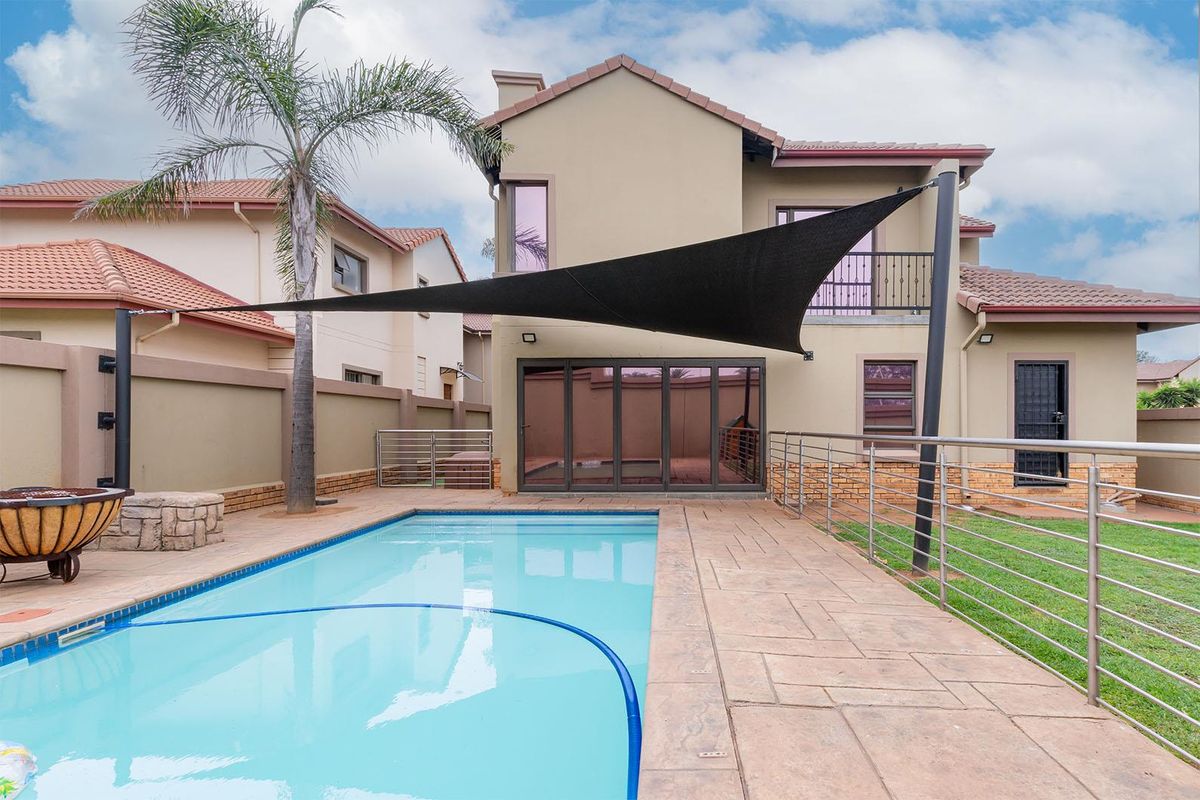 Exquisite Modern 3 Bedroom Family Home in Secure Estate – Van Riebeeck Park - Photo 2