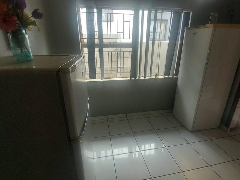Dual Living Space: Main Home Plus Private Flatlet Included. - Photo 8