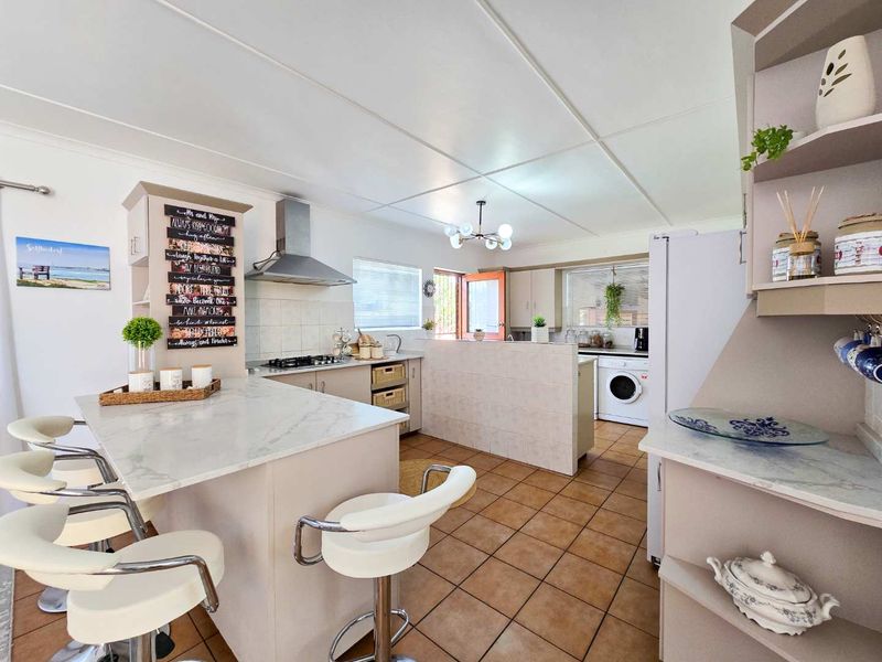 Neat family home for sale in Stilbaai-Wes. - Photo 3