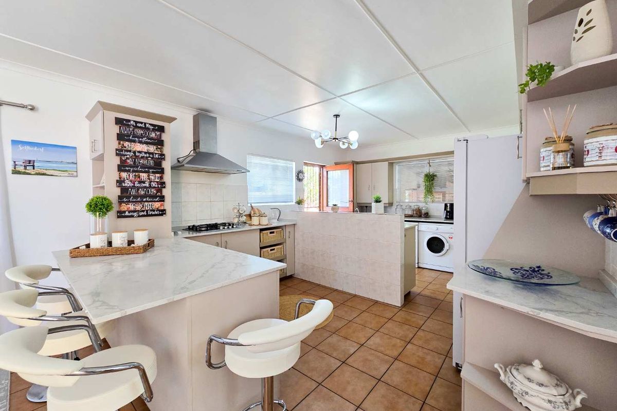 Neat family home for sale in Stilbaai-Wes. - Photo 3