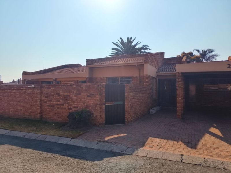 3 spacious bedroom face brick cluster, with a pool and garage! - Photo 2