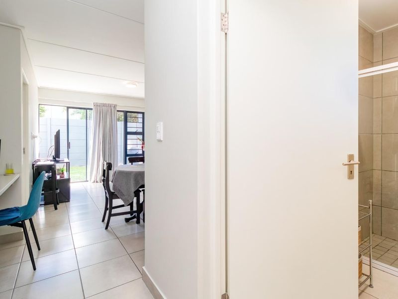 Modern ground-floor apartment with private garden in prime Bellville location. - Photo 2