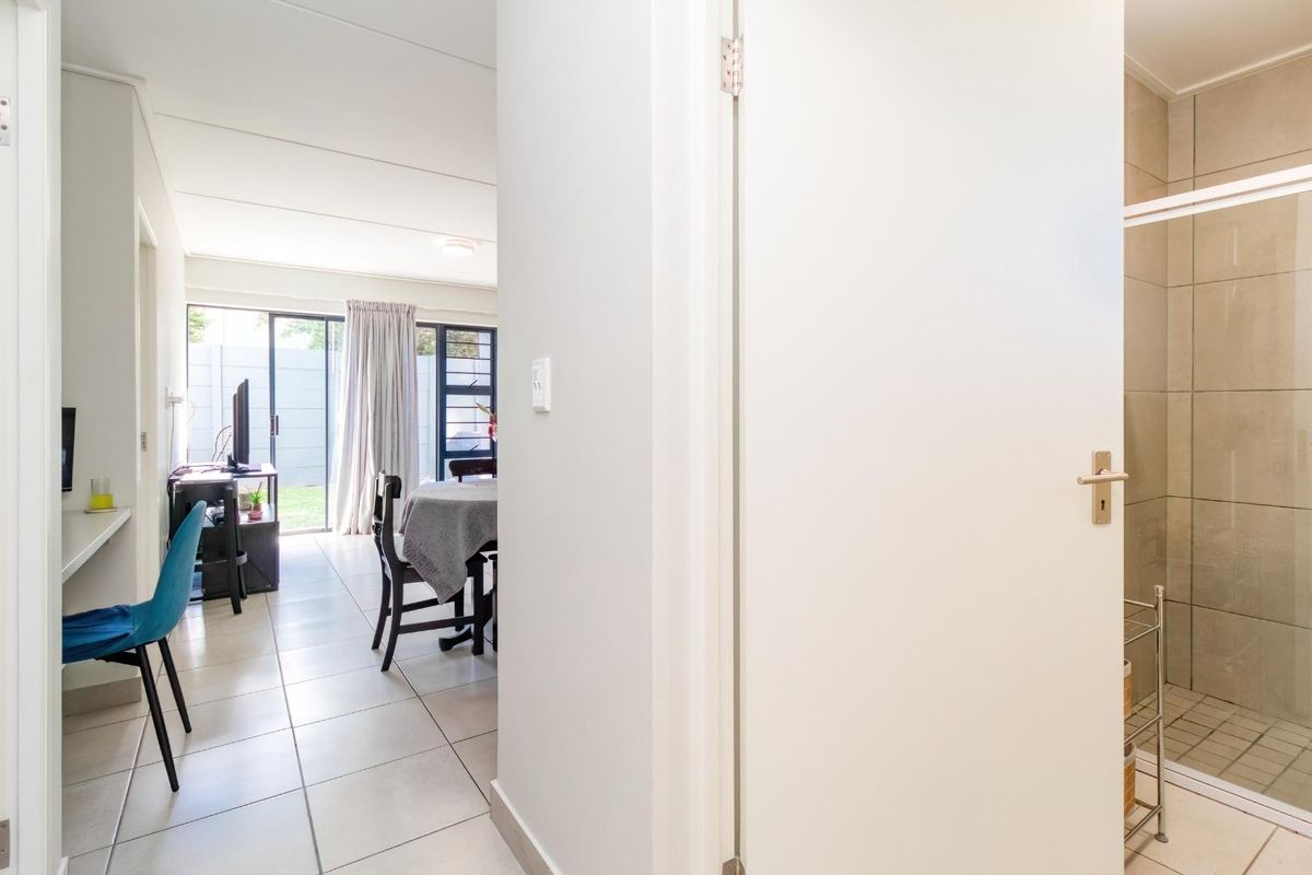 Modern ground-floor apartment with private garden in prime Bellville location. - Photo 2