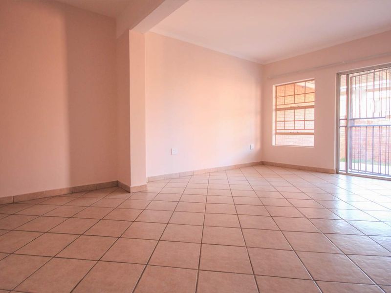 2 Bedroom / 2.5 Bathroom / 1 Garage – Load-Shedding Free Area! - Photo 3