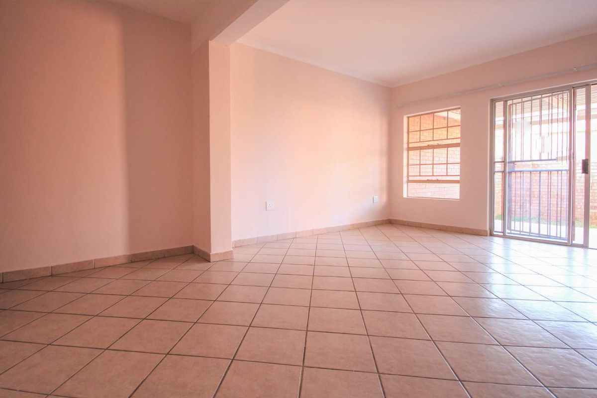2 Bedroom / 2.5 Bathroom / 1 Garage – Load-Shedding Free Area! - Photo 3