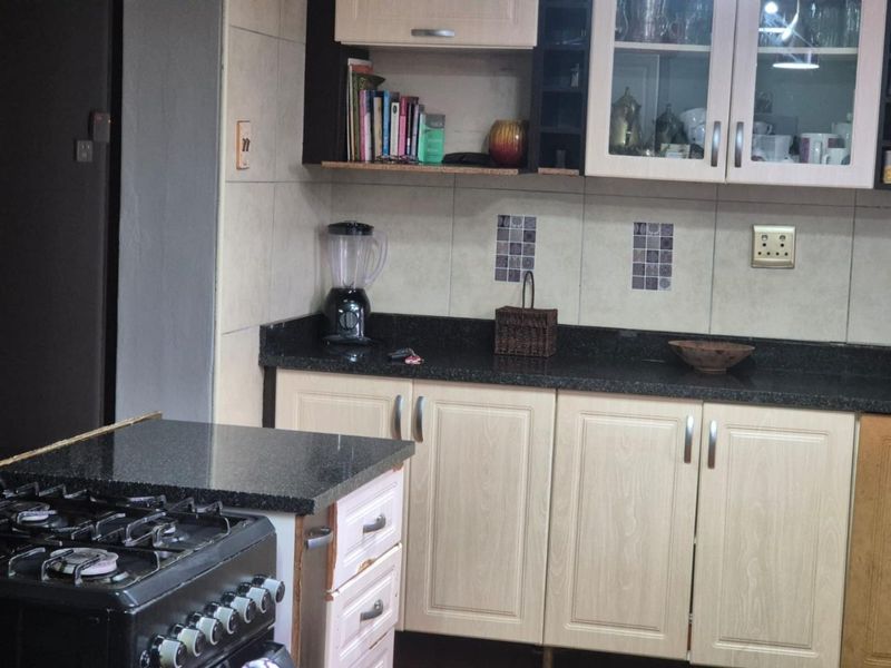 A PLACE TO HANG YOUR HEART! ALL OFFERS FROM R 1850 000.00... TRY YOURS TODAY! - Photo 10