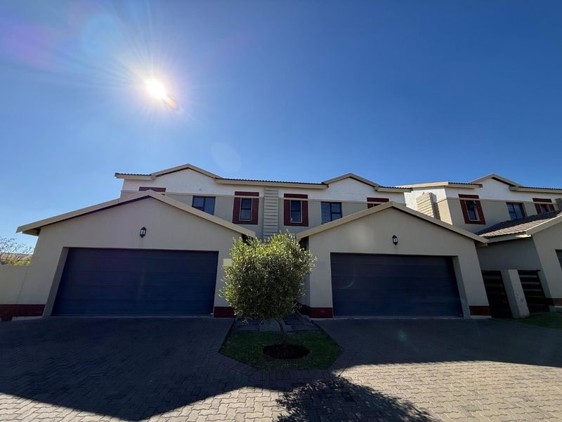 Stylish 3-Bedroom, 2-Bath Home Featuring Double Garage and Tranquil Private Garden - Photo 4