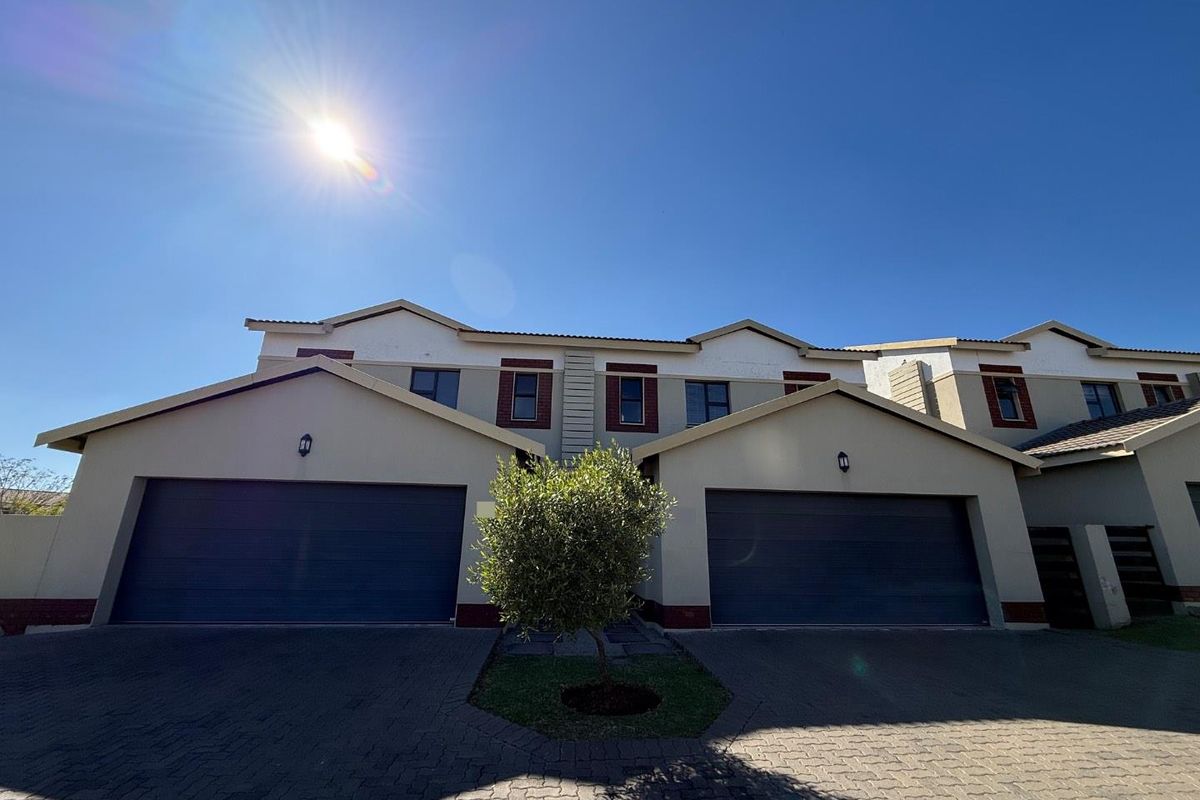Stylish 3-Bedroom, 2-Bath Home Featuring Double Garage and Tranquil Private Garden - Photo 4