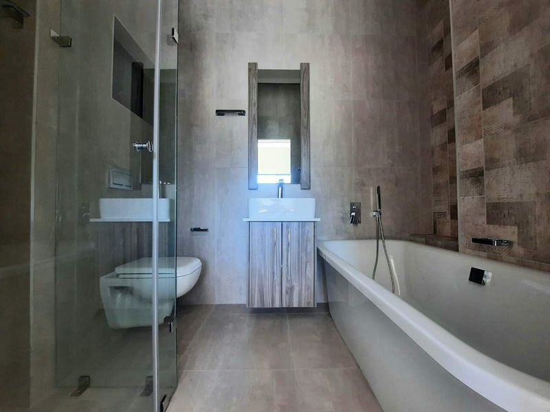 Pet-Friendly 2 Bedroom Home with Modern Kitchen & Yard - Photo 5