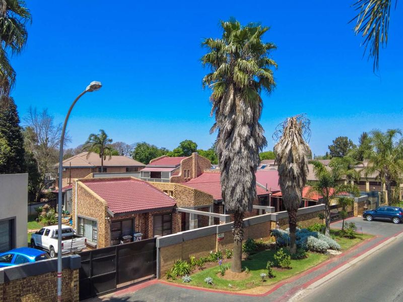 Gorgeous 5 Bedroom Home in Lakefield. - Photo 6