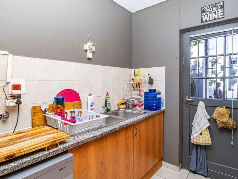 Charming 2-Bedroom Apartment in Secure Complex - Photo 4