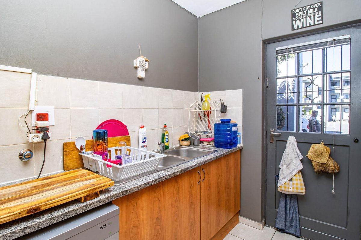 Charming 2-Bedroom Apartment in Secure Complex - Photo 4