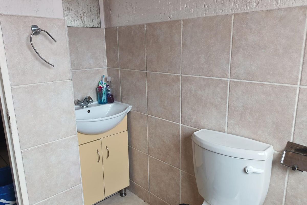 2 bed 1st floor unit, walking distance from Eastrand Mall +24h/security - Photo 5