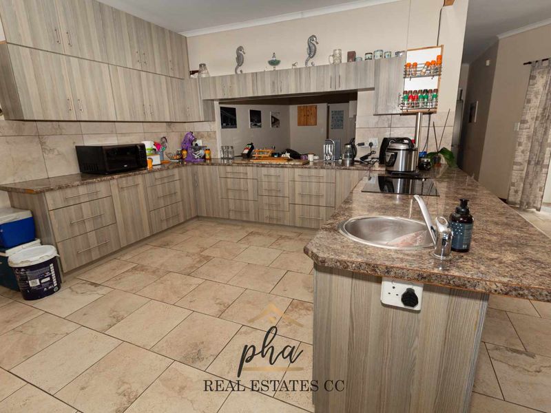 4 Bedroom House For Sale in Henties Bay, Extension 10 - Photo 7