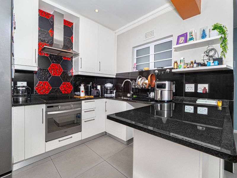 Modern Apartment with Spacious Garage in Prime Claremont Upper Location. - Photo 5