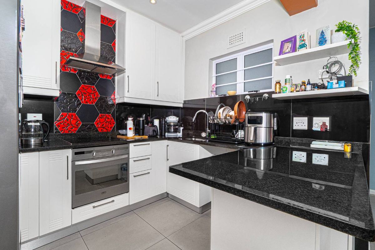 Modern Apartment with Spacious Garage in Prime Claremont Upper Location. - Photo 5