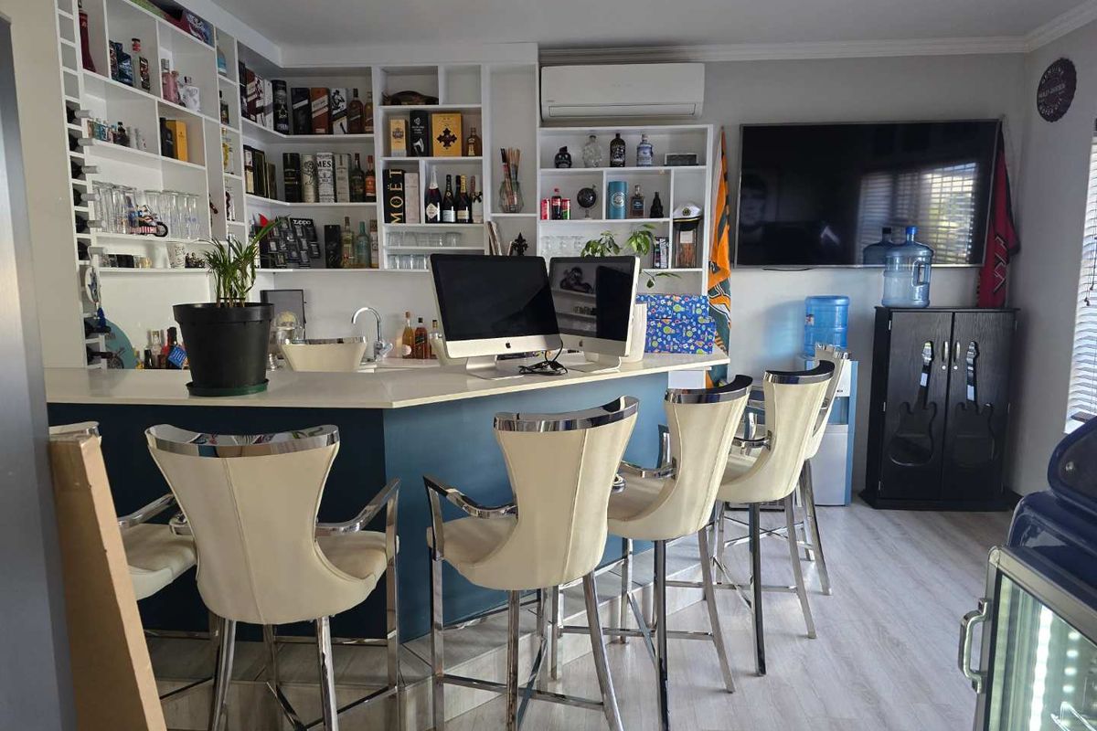 LUXURY 5-BEDROOM HOME FOR RENT - ULTIMATE COMFORT AND STYLE! - Photo 3