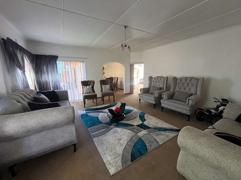 Spacious Family Home with Expansive Garden & Entertainment Area - Photo 2