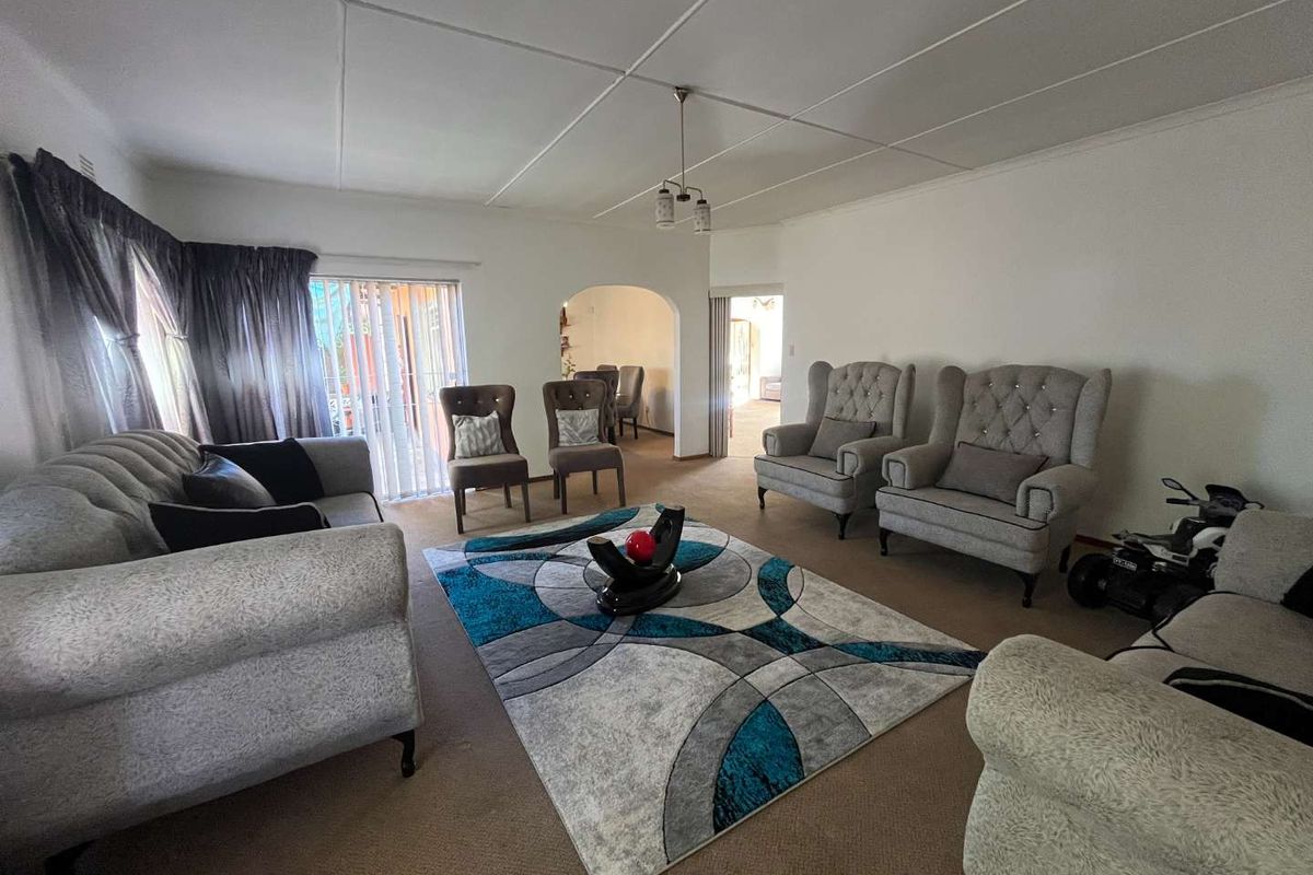 Spacious Family Home with Expansive Garden & Entertainment Area - Photo 2