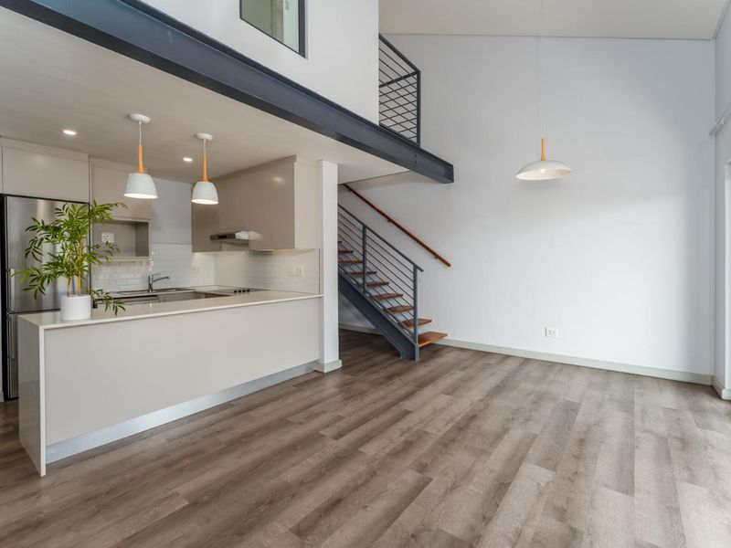 Loft apartment living at its finest 2 bedrooms 2 bathrooms panoramic mountain views plus 2 secure basement parking bays plus a lift. - Photo 5