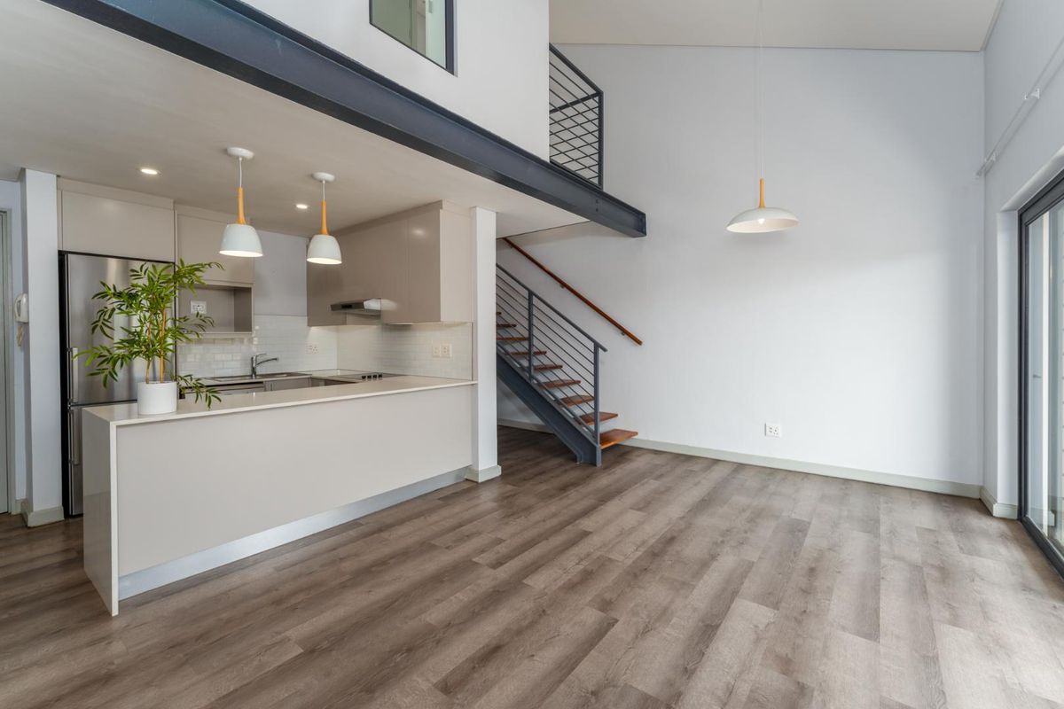 Loft apartment living at its finest 2 bedrooms 2 bathrooms panoramic mountain views plus 2 secure basement parking bays plus a lift. - Photo 5
