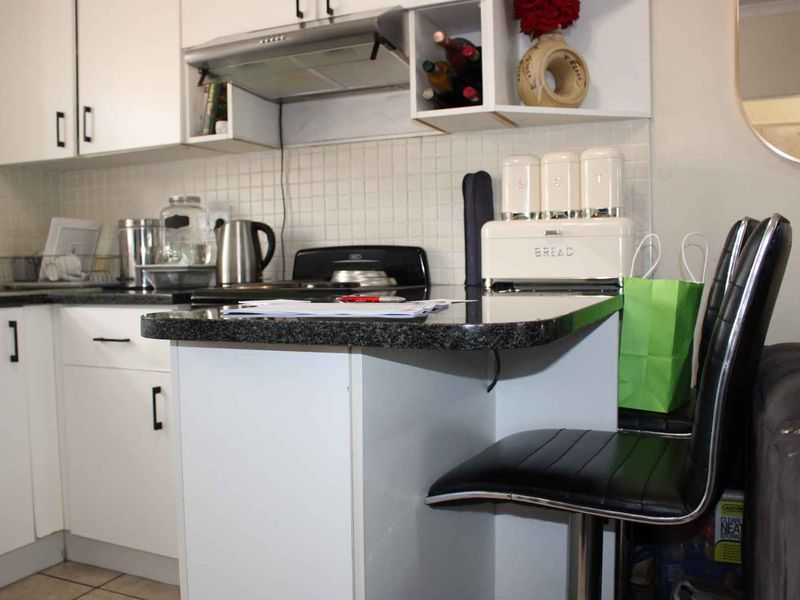 Modern Kitchen & Cozy Lounge in a 2-Bed Delight! - Photo 2