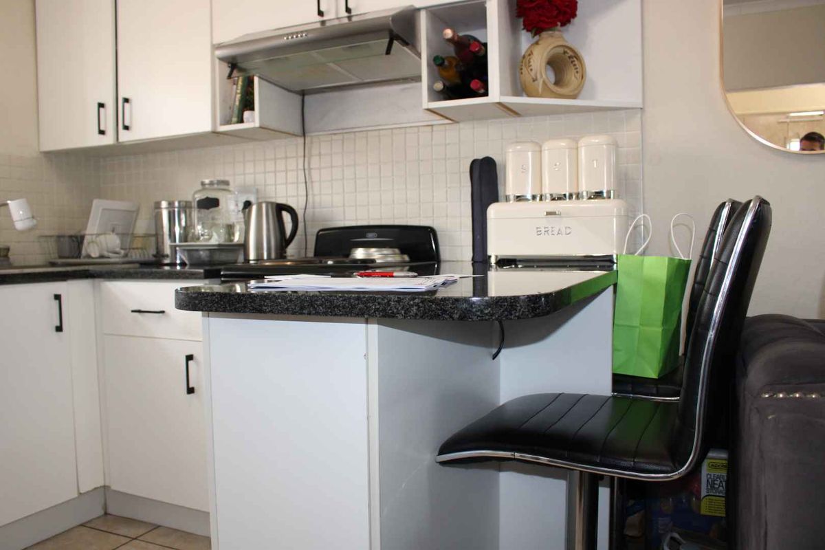 Modern Kitchen & Cozy Lounge in a 2-Bed Delight! - Photo 2
