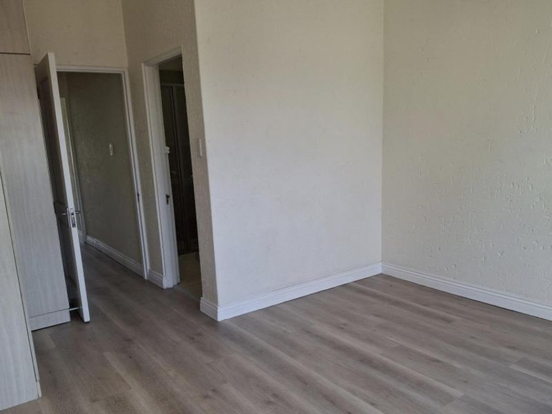 A GORGEOUS UNFURNISHED TWO BEDROOM DUPLEX - Photo 10